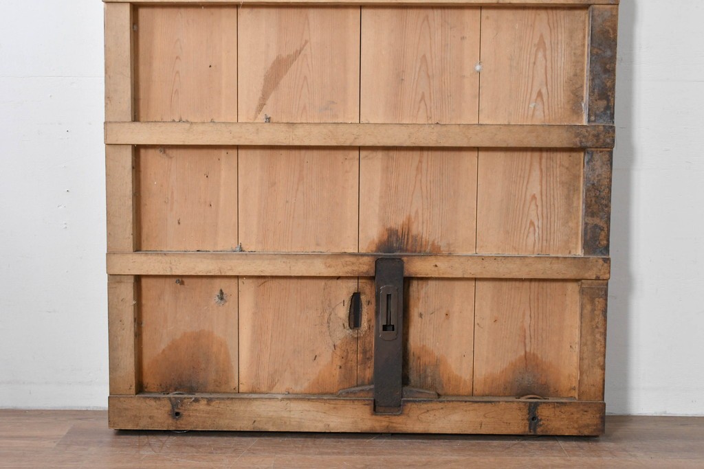 アンティーク建具　鉄鋲と縁取りがアクセントの重厚な蔵戸1枚　(R-085410)