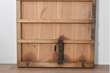 アンティーク建具　鉄鋲と縁取りがアクセントの重厚な蔵戸1枚　(R-085410)