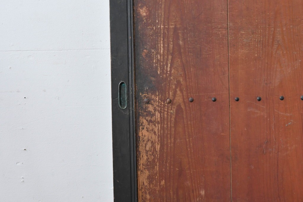アンティーク建具　鉄鋲と縁取りがアクセントの重厚な蔵戸1枚　(R-085410)
