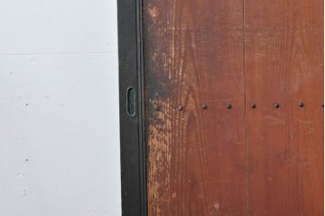 アンティーク建具　鉄鋲と縁取りがアクセントの重厚な蔵戸1枚　(R-085410)