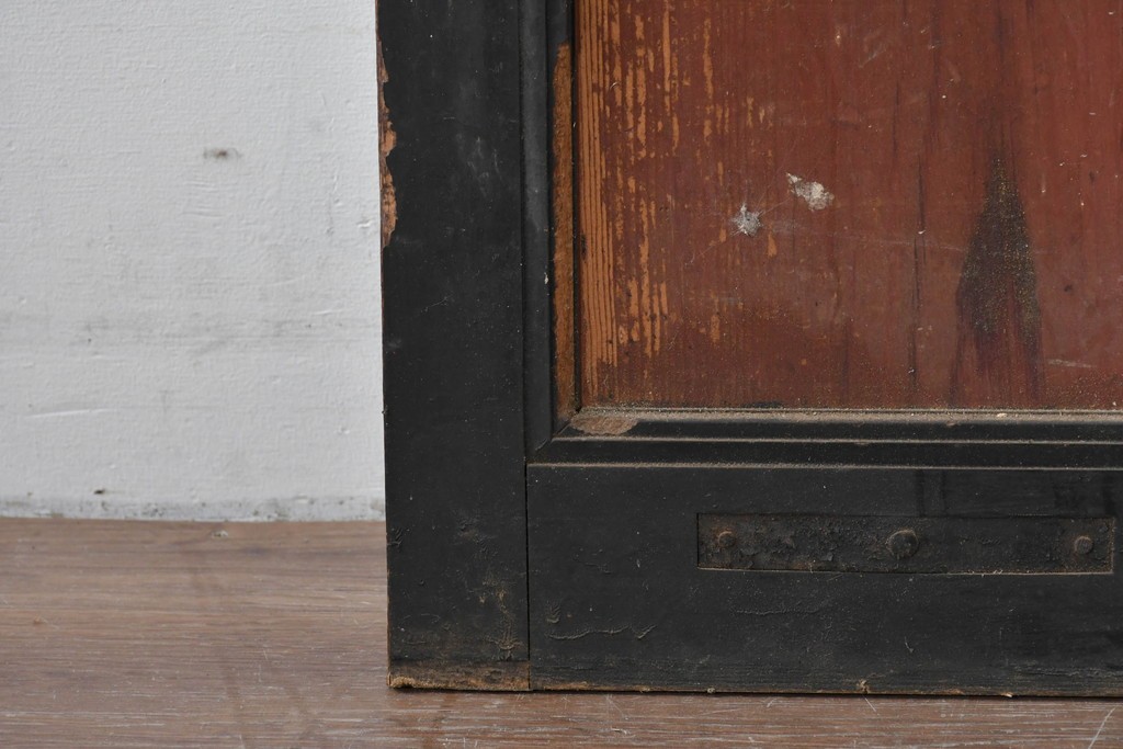 アンティーク建具　鉄鋲と縁取りがアクセントの重厚な蔵戸1枚　(R-085410)