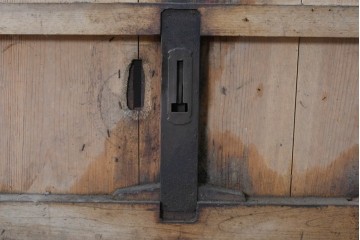 アンティーク建具　鉄鋲と縁取りがアクセントの重厚な蔵戸1枚　(R-085410)