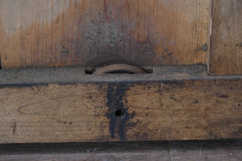 アンティーク建具　鉄鋲と縁取りがアクセントの重厚な蔵戸1枚　(R-085410)