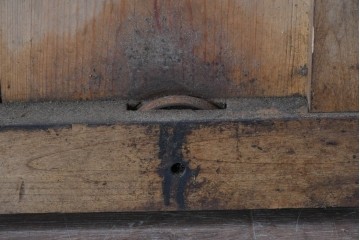 アンティーク建具　鉄鋲と縁取りがアクセントの重厚な蔵戸1枚　(R-085410)