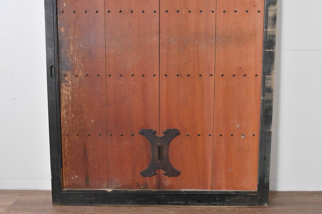 アンティーク建具　鉄鋲と縁取りがアクセントの重厚な蔵戸1枚　(R-085410)