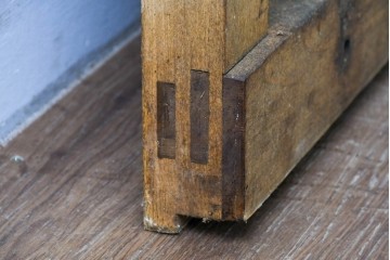 アンティーク建具　鉄鋲と縁取りがアクセントの重厚な蔵戸1枚　(R-085410)