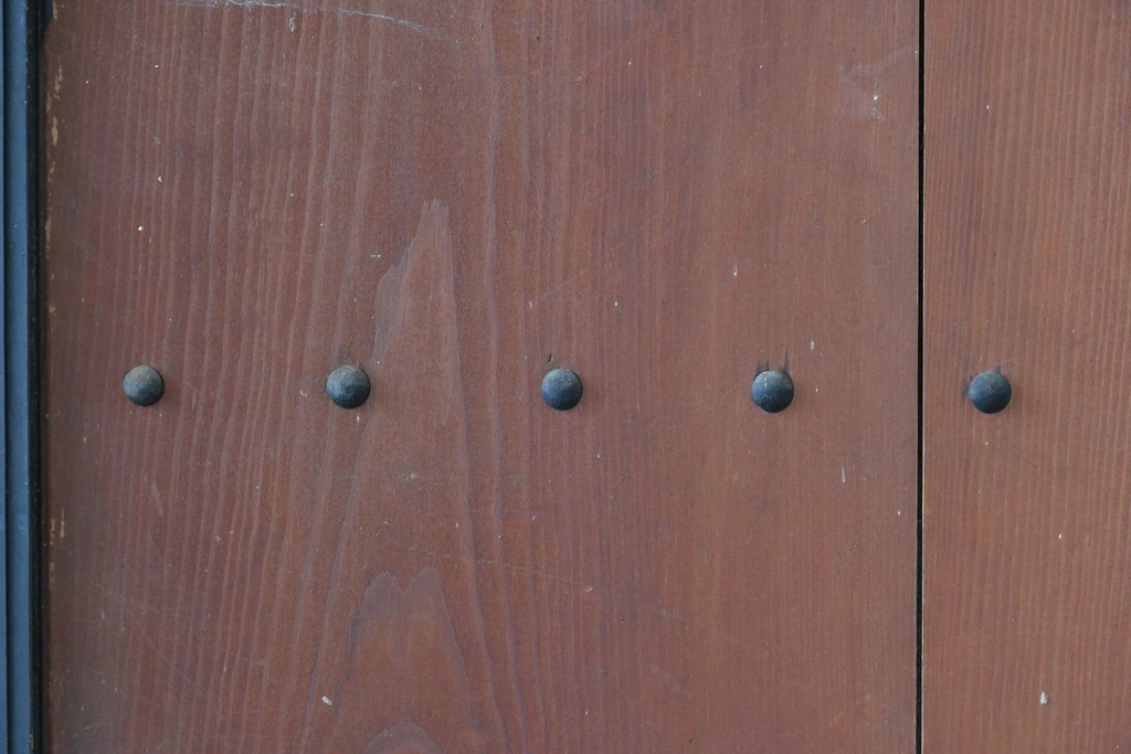 アンティーク建具　鉄鋲と縁取りがアクセントの重厚な蔵戸1枚　(R-085410)