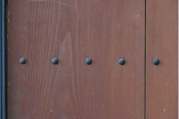 アンティーク建具　鉄鋲と縁取りがアクセントの重厚な蔵戸1枚　(R-085410)