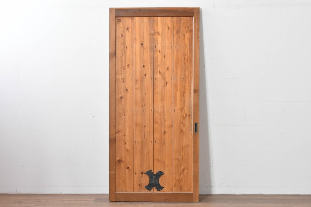 アンティーク建具　素朴な木肌と腰金物が印象的な蔵戸1枚　(R-085412)