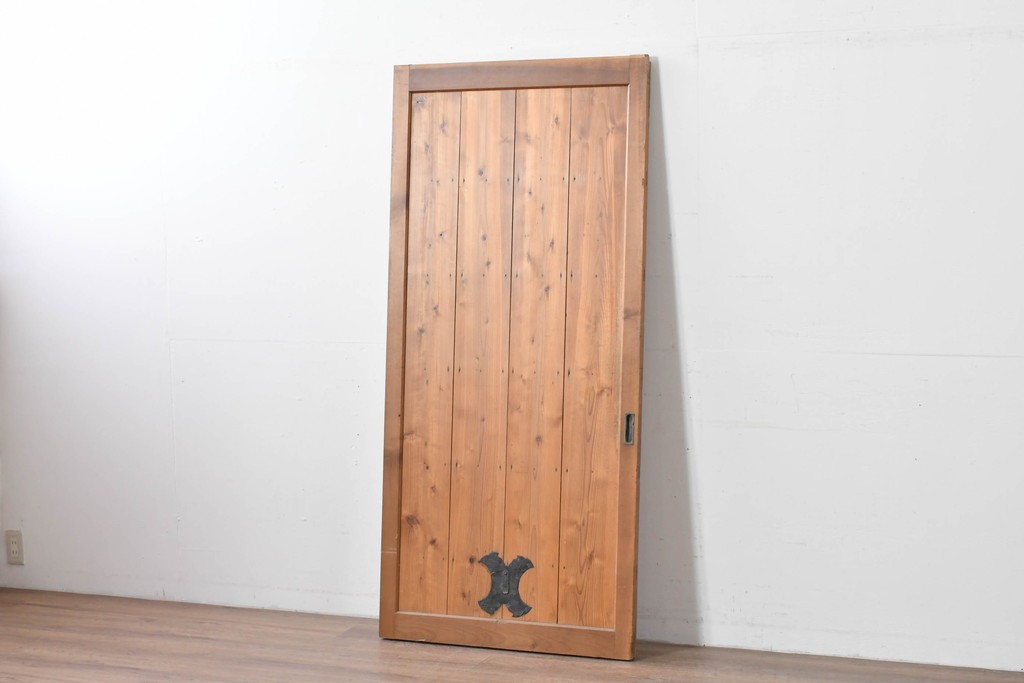 アンティーク建具　素朴な木肌と腰金物が印象的な蔵戸1枚　(R-085412)