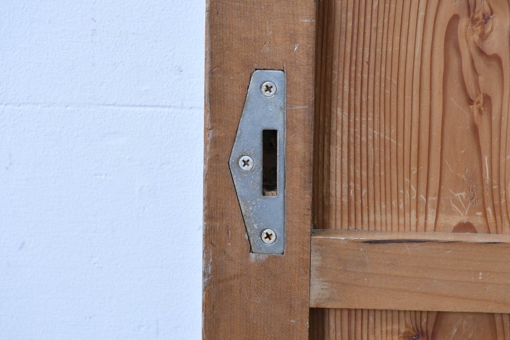 アンティーク建具　素朴な木肌と腰金物が印象的な蔵戸1枚　(R-085412)