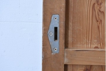 アンティーク建具　素朴な木肌と腰金物が印象的な蔵戸1枚　(R-085412)