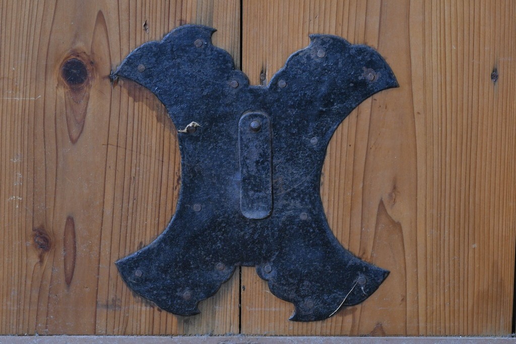 アンティーク建具　素朴な木肌と腰金物が印象的な蔵戸1枚　(R-085412)