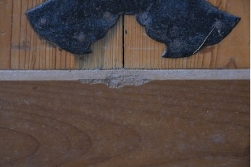 アンティーク建具　素朴な木肌と腰金物が印象的な蔵戸1枚　(R-085412)