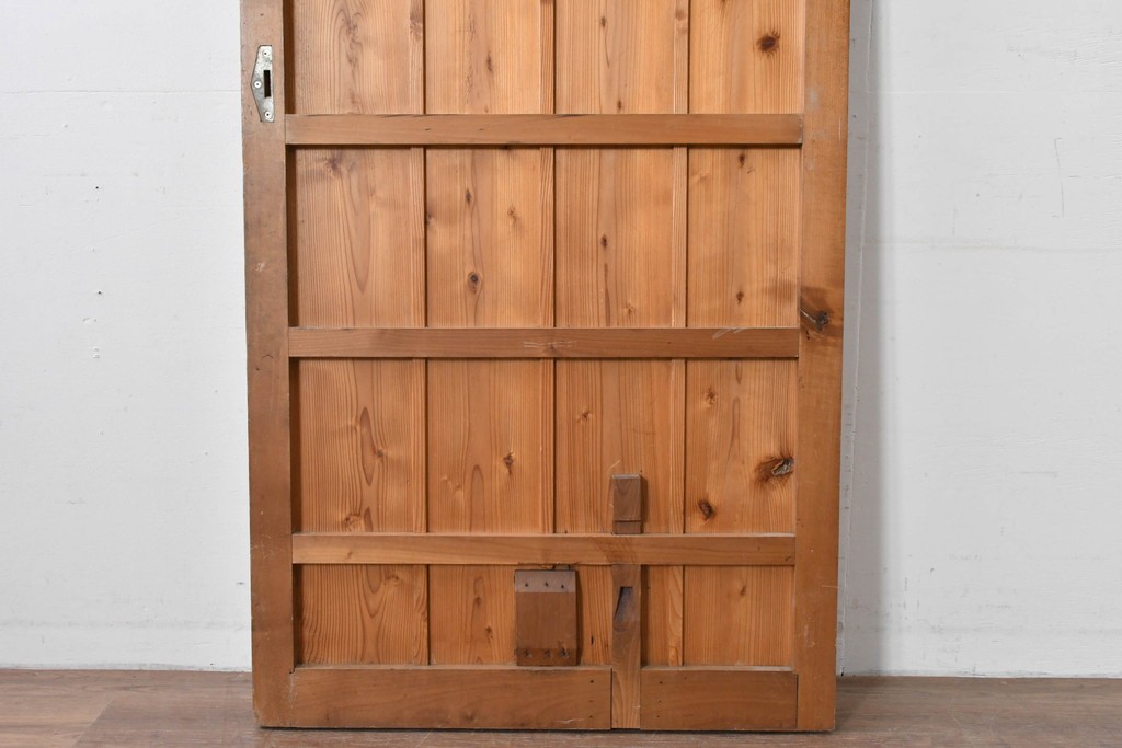 アンティーク建具　素朴な木肌と腰金物が印象的な蔵戸1枚　(R-085412)