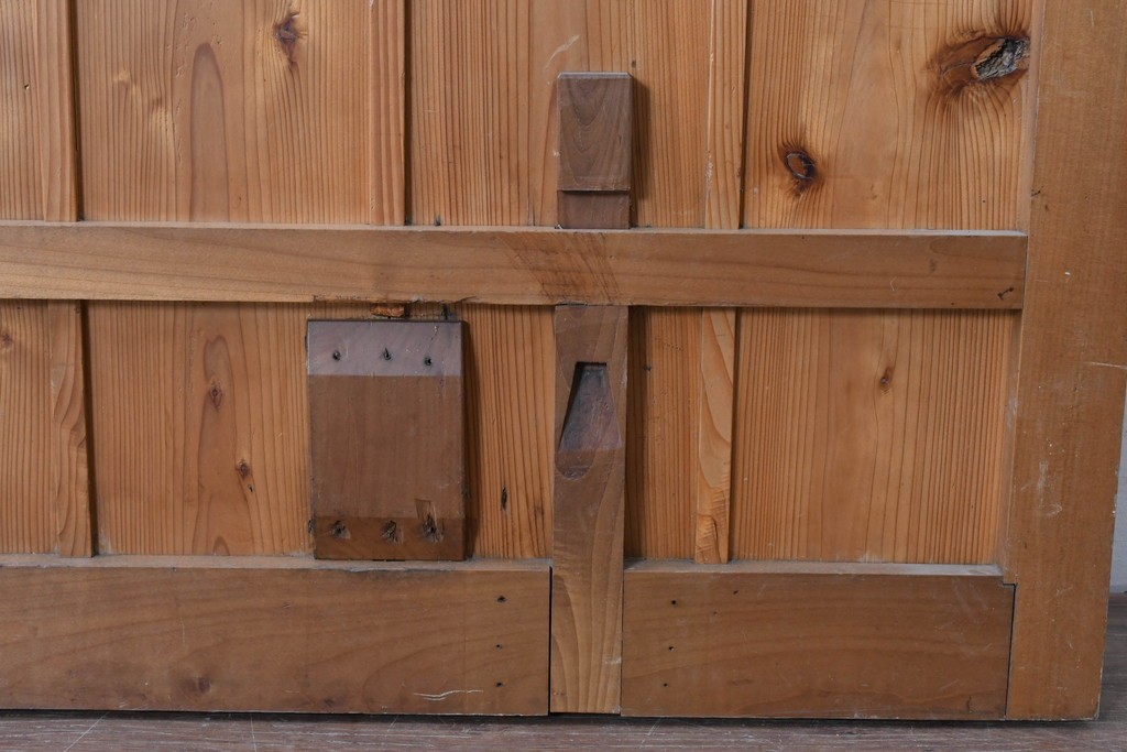 アンティーク建具　素朴な木肌と腰金物が印象的な蔵戸1枚　(R-085412)