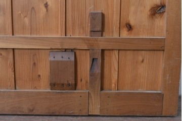 アンティーク建具　素朴な木肌と腰金物が印象的な蔵戸1枚　(R-085412)