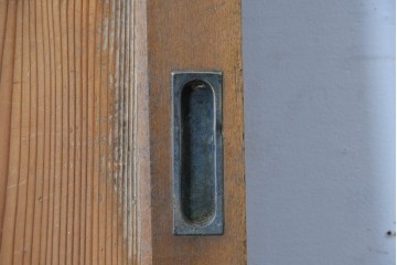 アンティーク建具　素朴な木肌と腰金物が印象的な蔵戸1枚　(R-085412)