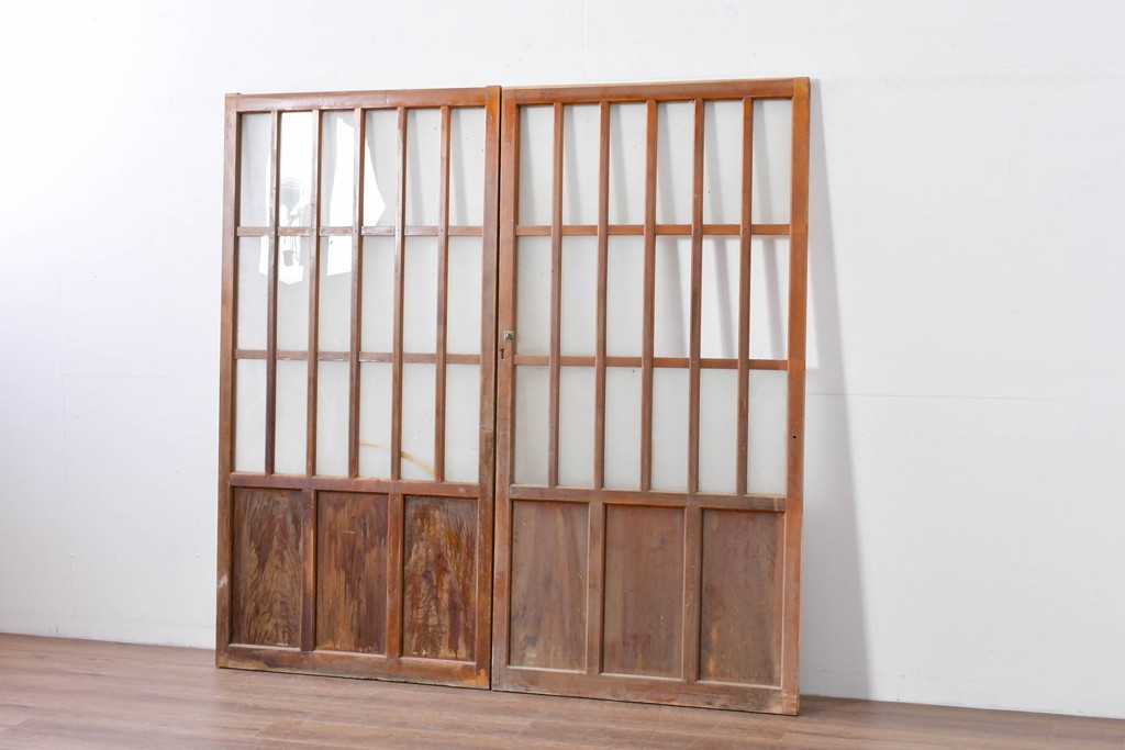 ヴィンテージ建具　縦桟の意匠が素朴なガラス入り玄関戸2枚セット　(R-085413)