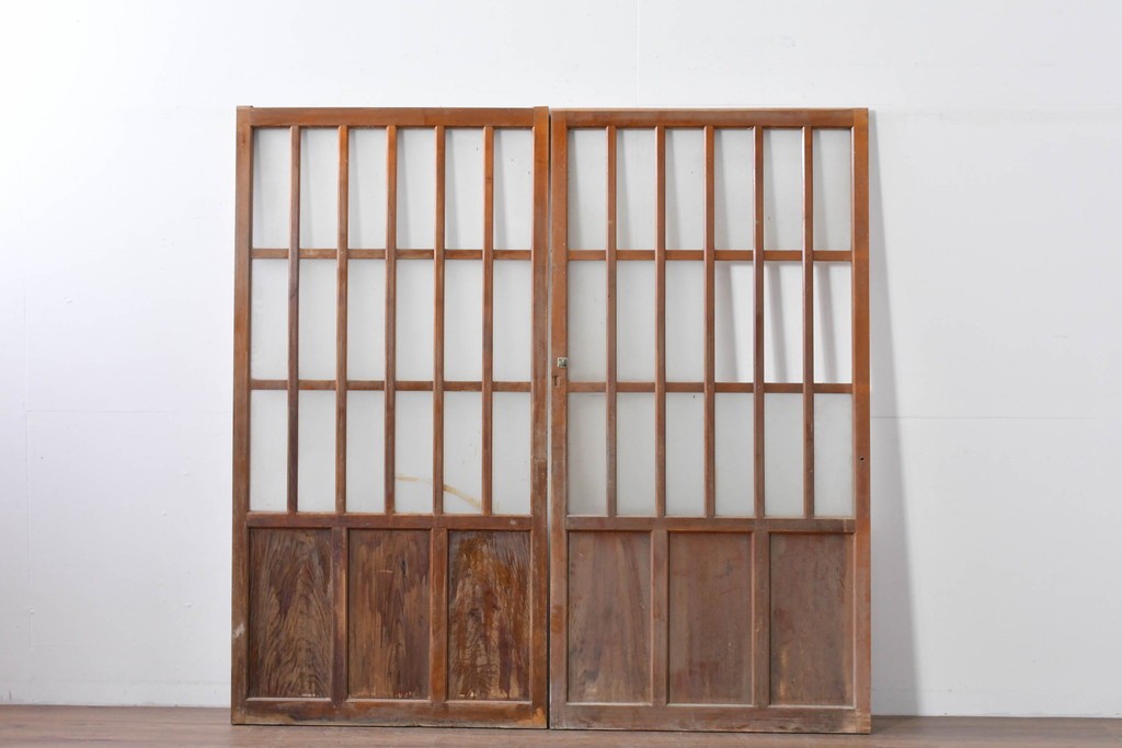 ヴィンテージ建具　縦桟の意匠が素朴なガラス入り玄関戸2枚セット　(R-085413)