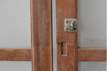 ヴィンテージ建具　縦桟の意匠が素朴なガラス入り玄関戸2枚セット　(R-085413)