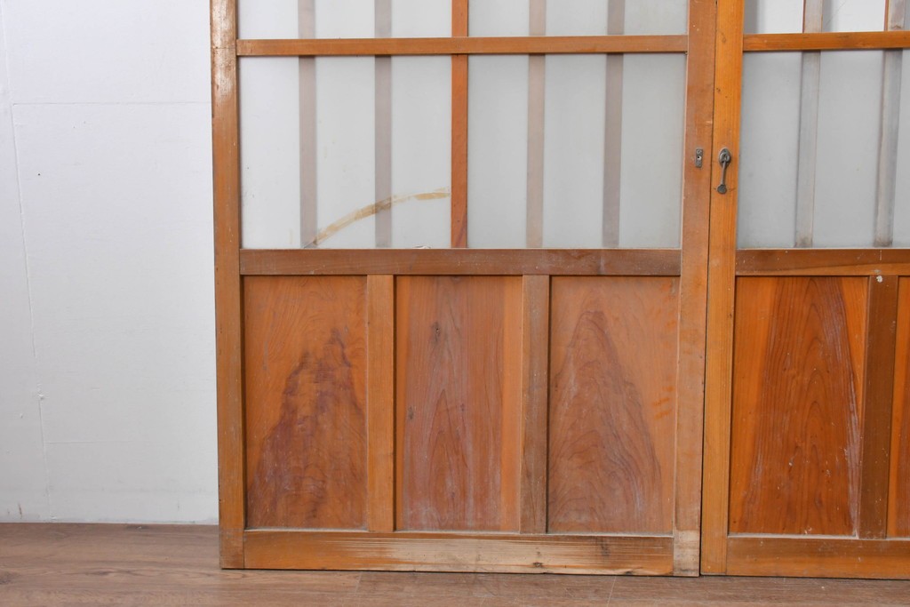 ヴィンテージ建具　縦桟の意匠が素朴なガラス入り玄関戸2枚セット　(R-085413)