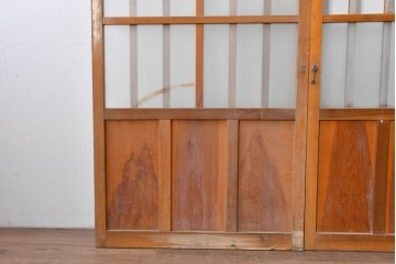 ヴィンテージ建具　縦桟の意匠が素朴なガラス入り玄関戸2枚セット　(R-085413)