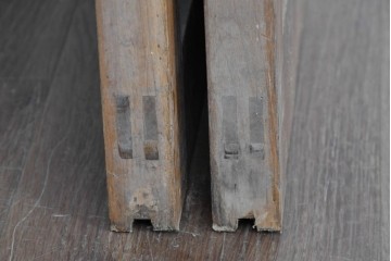 ヴィンテージ建具　縦桟の意匠が素朴なガラス入り玄関戸2枚セット　(R-085413)