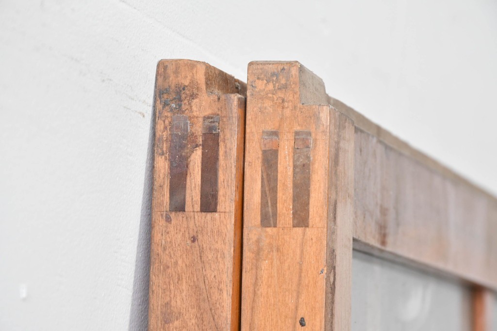 ヴィンテージ建具　縦桟の意匠が素朴なガラス入り玄関戸2枚セット　(R-085413)