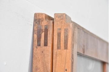 ヴィンテージ建具　縦桟の意匠が素朴なガラス入り玄関戸2枚セット　(R-085413)