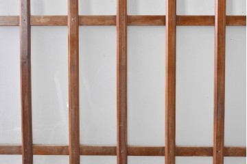 ヴィンテージ建具　縦桟の意匠が素朴なガラス入り玄関戸2枚セット　(R-085413)