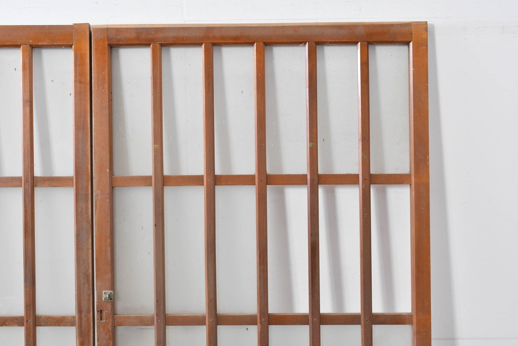 ヴィンテージ建具　縦桟の意匠が素朴なガラス入り玄関戸2枚セット　(R-085413)