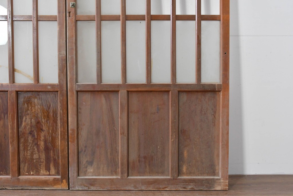 ヴィンテージ建具　縦桟の意匠が素朴なガラス入り玄関戸2枚セット　(R-085413)