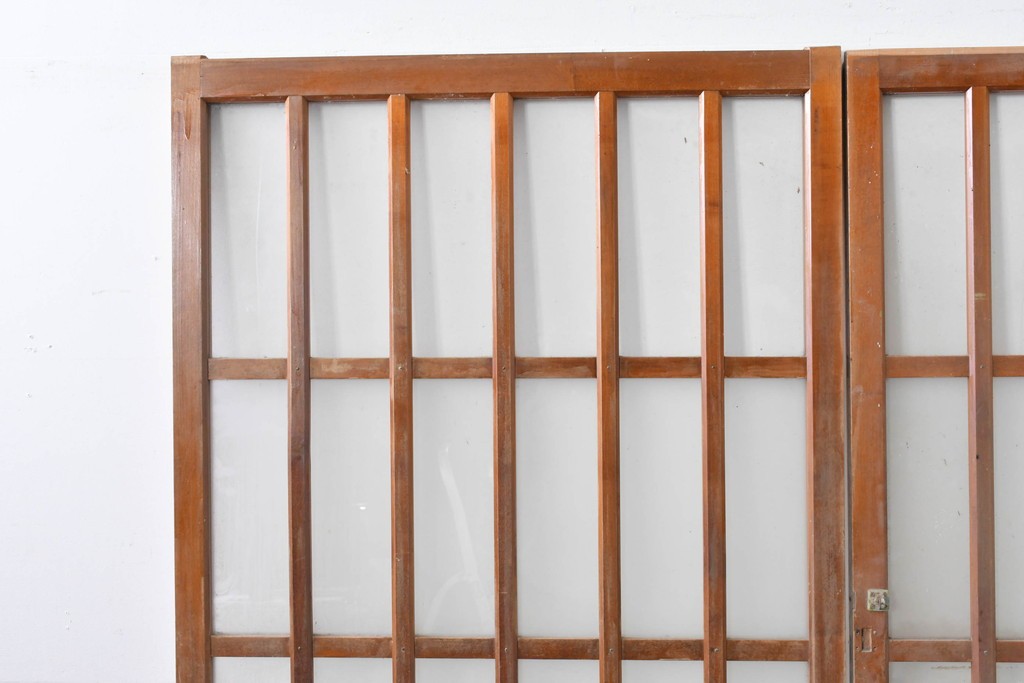 ヴィンテージ建具　縦桟の意匠が素朴なガラス入り玄関戸2枚セット　(R-085413)