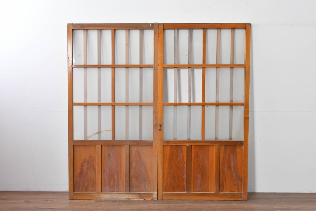 ヴィンテージ建具　縦桟の意匠が素朴なガラス入り玄関戸2枚セット　(R-085413)