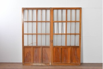 ヴィンテージ建具　縦桟の意匠が素朴なガラス入り玄関戸2枚セット　(R-085413)