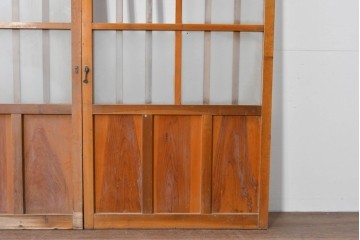 ヴィンテージ建具　縦桟の意匠が素朴なガラス入り玄関戸2枚セット　(R-085413)