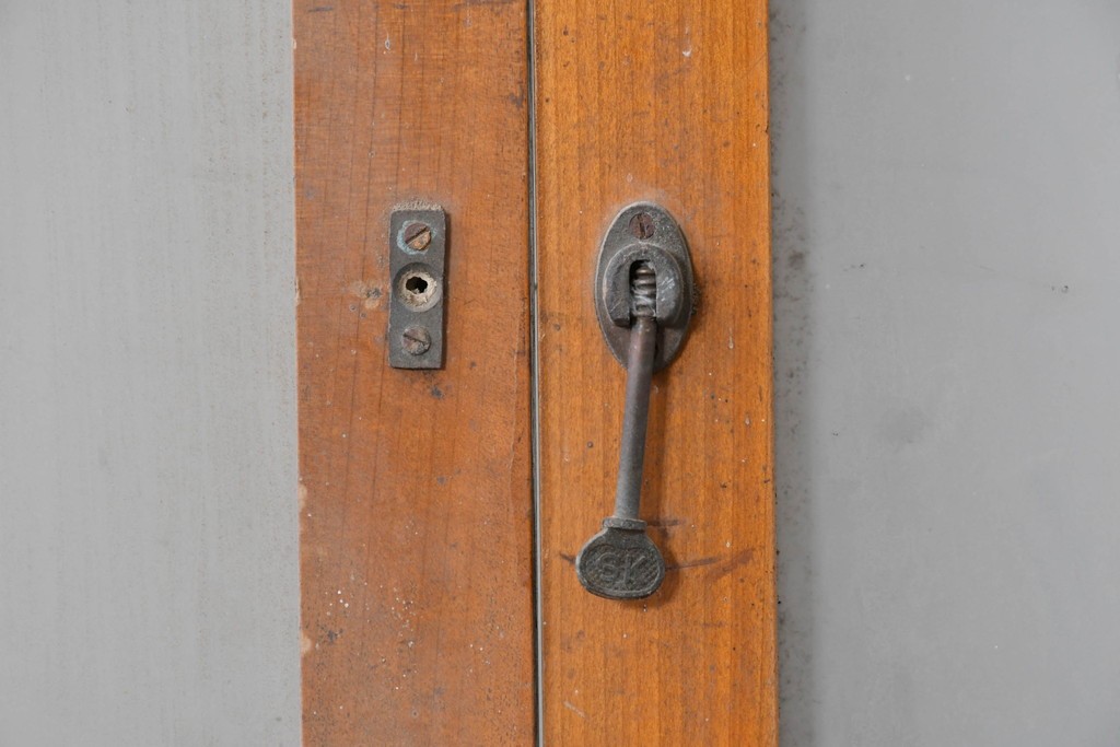 ヴィンテージ建具　縦桟の意匠が素朴なガラス入り玄関戸2枚セット　(R-085413)