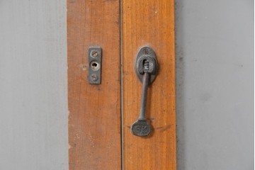 ヴィンテージ建具　縦桟の意匠が素朴なガラス入り玄関戸2枚セット　(R-085413)