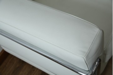 中古　美品　Cassina(カッシーナ)　ル・コルビュジエ(Le Corbusier)デザイン　グランコンフォール　LC2　モダンデザインの1人掛けソファ　(R-085421)