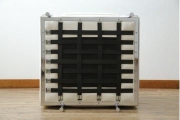 中古　美品　Cassina(カッシーナ)　ル・コルビュジエ(Le Corbusier)デザイン　グランコンフォール　LC2　モダンデザインの1人掛けソファ　(R-085421)