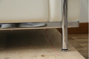 中古　美品　Cassina(カッシーナ)　ル・コルビュジエ(Le Corbusier)デザイン　グランコンフォール　LC2　モダンデザインの1人掛けソファ　(R-085421)