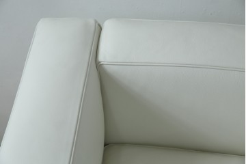 中古　美品　Cassina(カッシーナ)　ル・コルビュジエ(Le Corbusier)デザイン　グランコンフォール　LC2　モダンデザインの1人掛けソファ　(R-085421)