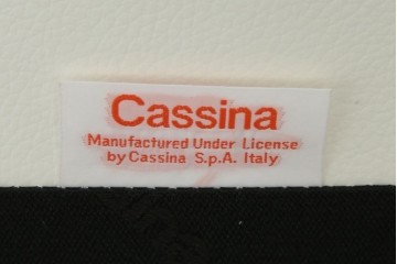中古　美品　Cassina(カッシーナ)　ル・コルビュジエ(Le Corbusier)デザイン　グランコンフォール　LC2　モダンデザインの1人掛けソファ　(R-085421)