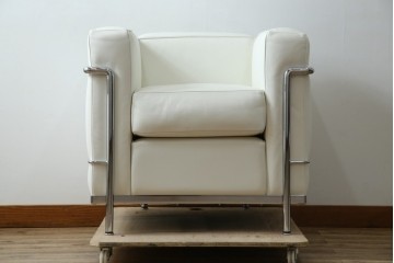 中古　美品　Cassina(カッシーナ)　ル・コルビュジエ(Le Corbusier)デザイン　グランコンフォール　LC2　モダンデザインの1人掛けソファ　(R-085421)