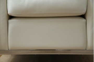 中古　美品　Cassina(カッシーナ)　ル・コルビュジエ(Le Corbusier)デザイン　グランコンフォール　LC2　モダンデザインの1人掛けソファ　(R-085421)