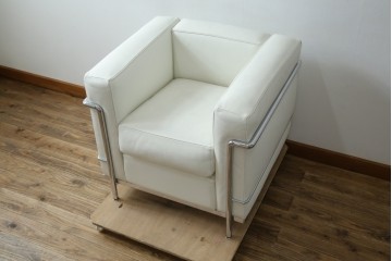 中古　美品　Cassina(カッシーナ)　ル・コルビュジエ(Le Corbusier)デザイン　グランコンフォール　LC2　モダンデザインの1人掛けソファ　(R-085421)