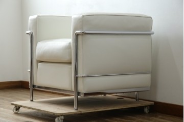 中古　美品　Cassina(カッシーナ)　ル・コルビュジエ(Le Corbusier)デザイン　グランコンフォール　LC2　モダンデザインの1人掛けソファ　(R-085421)