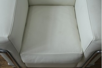 中古　美品　Cassina(カッシーナ)　ル・コルビュジエ(Le Corbusier)デザイン　グランコンフォール　LC2　モダンデザインの1人掛けソファ　(R-085421)