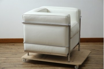 中古　美品　Cassina(カッシーナ)　ル・コルビュジエ(Le Corbusier)デザイン　グランコンフォール　LC2　モダンデザインの1人掛けソファ　(R-085421)